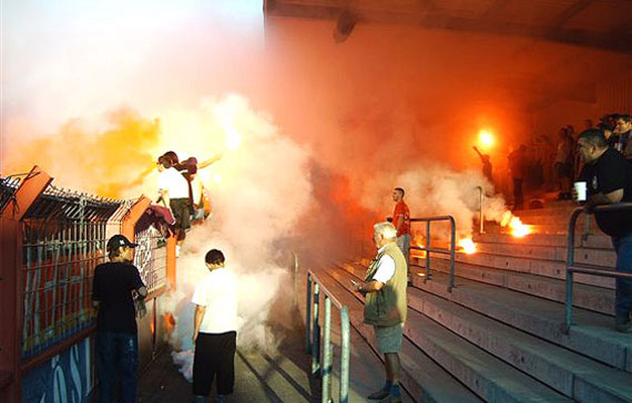 Pyrotechnik beim Testspiel gegen Speyer im Jahr 2004<br />Bild: OFC Community”><figcaption>Pyrotechnik beim Testspiel gegen Speyer im Jahr 2004<br />Bild: OFC Community</figcaption></figure>
                </div>
                
                <!-- YouTube (Meta-Feld) -->
                
            </div>
        </article>

                <script>
        (function() {
            var root = document.querySelector('.ff-single-news-gallery');
            if (!root) return;
            var slides = root.querySelectorAll('.ff-single-news-gallery-slide');
            var dots = root.querySelectorAll('.ff-single-news-gallery-dot');
            var prev = root.querySelector('.ff-single-news-gallery-prev');
            var next = root.querySelector('.ff-single-news-gallery-next');
            var n = slides.length;
            if (n < 2) return;
            var i = 0;
            function closeAllImgInfo() {
                root.querySelectorAll('.ff-fv-img-info-host.is-info-open').forEach(function(host) {
                    host.classList.remove('is-info-open');
                    var b = host.querySelector('.ff-fv-img-info-btn');
                    var p = host.querySelector('.ff-fv-img-info-panel');
                    if (b) b.setAttribute('aria-expanded', 'false');
                    if (p) p.setAttribute('aria-hidden', 'true');
                });
            }
            function show(idx) {
                closeAllImgInfo();
                i = ((idx % n) + n) % n;
                for (var s = 0; s < n; s++) {
                    if (s === i) slides[s].removeAttribute('hidden'); else slides[s].setAttribute('hidden', '');
                }
                for (var s = 0; s < dots.length; s++) {
                    dots[s].classList.toggle('is-active', s === i);
                    dots[s].setAttribute('aria-selected', s === i ? 'true' : 'false');
                }
            }
            if (prev) prev.addEventListener('click', function() { show(i - 1); });
            if (next) next.addEventListener('click', function() { show(i + 1); });
            for (var d = 0; d < dots.length; d++) {
                (function(di) { dots[di].addEventListener('click', function() { show(di); }); })(d);
            }
        })();
        </script>
        
        <!-- Kommentare -->
                <section class=