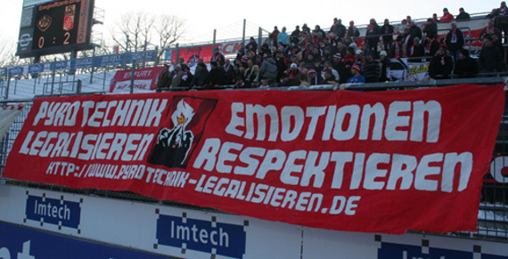 Transparent der Erfurter in Aalen<br />Bild: Erfordia Ultras”><figcaption>Transparent der Erfurter in Aalen<br />Bild: Erfordia Ultras</figcaption></figure>
                </div>
                
                <!-- YouTube (Meta-Feld) -->
                
            </div>
        </article>

                <script>
        (function() {
            var root = document.querySelector('.ff-single-news-gallery');
            if (!root) return;
            var slides = root.querySelectorAll('.ff-single-news-gallery-slide');
            var dots = root.querySelectorAll('.ff-single-news-gallery-dot');
            var prev = root.querySelector('.ff-single-news-gallery-prev');
            var next = root.querySelector('.ff-single-news-gallery-next');
            var n = slides.length;
            if (n < 2) return;
            var i = 0;
            function closeAllImgInfo() {
                root.querySelectorAll('.ff-fv-img-info-host.is-info-open').forEach(function(host) {
                    host.classList.remove('is-info-open');
                    var b = host.querySelector('.ff-fv-img-info-btn');
                    var p = host.querySelector('.ff-fv-img-info-panel');
                    if (b) b.setAttribute('aria-expanded', 'false');
                    if (p) p.setAttribute('aria-hidden', 'true');
                });
            }
            function show(idx) {
                closeAllImgInfo();
                i = ((idx % n) + n) % n;
                for (var s = 0; s < n; s++) {
                    if (s === i) slides[s].removeAttribute('hidden'); else slides[s].setAttribute('hidden', '');
                }
                for (var s = 0; s < dots.length; s++) {
                    dots[s].classList.toggle('is-active', s === i);
                    dots[s].setAttribute('aria-selected', s === i ? 'true' : 'false');
                }
            }
            if (prev) prev.addEventListener('click', function() { show(i - 1); });
            if (next) next.addEventListener('click', function() { show(i + 1); });
            for (var d = 0; d < dots.length; d++) {
                (function(di) { dots[di].addEventListener('click', function() { show(di); }); })(d);
            }
        })();
        </script>
        
        <!-- Kommentare -->
                <section class=