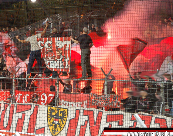 Reutlinger Fans zünden Bengalen <br />Bild: www.ssv-markus.de”><figcaption>Reutlinger Fans zünden Bengalen <br />Bild: www.ssv-markus.de</figcaption></figure>
                </div>
                
                <!-- YouTube (Meta-Feld) -->
                
            </div>
        </article>

                <script>
        (function() {
            var root = document.querySelector('.ff-single-news-gallery');
            if (!root) return;
            var slides = root.querySelectorAll('.ff-single-news-gallery-slide');
            var dots = root.querySelectorAll('.ff-single-news-gallery-dot');
            var prev = root.querySelector('.ff-single-news-gallery-prev');
            var next = root.querySelector('.ff-single-news-gallery-next');
            var n = slides.length;
            if (n < 2) return;
            var i = 0;
            function closeAllImgInfo() {
                root.querySelectorAll('.ff-fv-img-info-host.is-info-open').forEach(function(host) {
                    host.classList.remove('is-info-open');
                    var b = host.querySelector('.ff-fv-img-info-btn');
                    var p = host.querySelector('.ff-fv-img-info-panel');
                    if (b) b.setAttribute('aria-expanded', 'false');
                    if (p) p.setAttribute('aria-hidden', 'true');
                });
            }
            function show(idx) {
                closeAllImgInfo();
                i = ((idx % n) + n) % n;
                for (var s = 0; s < n; s++) {
                    if (s === i) slides[s].removeAttribute('hidden'); else slides[s].setAttribute('hidden', '');
                }
                for (var s = 0; s < dots.length; s++) {
                    dots[s].classList.toggle('is-active', s === i);
                    dots[s].setAttribute('aria-selected', s === i ? 'true' : 'false');
                }
            }
            if (prev) prev.addEventListener('click', function() { show(i - 1); });
            if (next) next.addEventListener('click', function() { show(i + 1); });
            for (var d = 0; d < dots.length; d++) {
                (function(di) { dots[di].addEventListener('click', function() { show(di); }); })(d);
            }
        })();
        </script>
        
        <!-- Kommentare -->
                <section class=