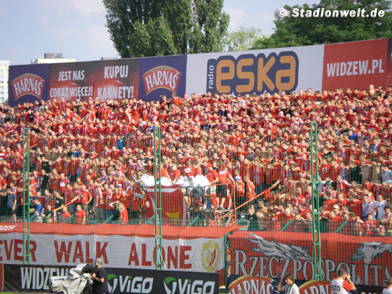 You’ll Never Walk Alone-Zaunfahne der Widzew Fans beim ersten Heimspiel der Saison. In Poddebice blieb ein Widzew-Fan alleine und tot zurück. <br />Bild: Stadionwelt“><figcaption>You’ll Never Walk Alone-Zaunfahne der Widzew Fans beim ersten Heimspiel der Saison. In Poddebice blieb ein Widzew-Fan alleine und tot zurück. <br />Bild: Stadionwelt</figcaption></figure>
            </div>

                    </article>

                <section class=