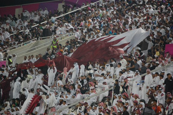 Trotz Auftaktniederlage gegen Usbekistan war unter den einheimischen Fans in Katar beste Stimmung<br />Bild: Sebastian Kölbl – Der Pflasterstein „><figcaption>Trotz Auftaktniederlage gegen Usbekistan war unter den einheimischen Fans in Katar beste Stimmung<br />Bild: Sebastian Kölbl – Der Pflasterstein </figcaption></figure>
<figure><img decoding=