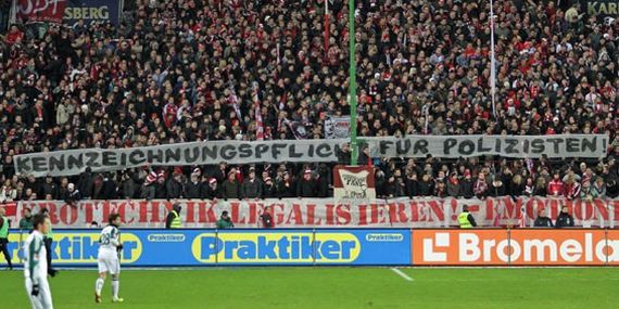 In Kaiserslautern und vielen anderen Städten fordern Fußballfans die Kennzeichnungspflicht von Polizeibeamten<br />    <button type=