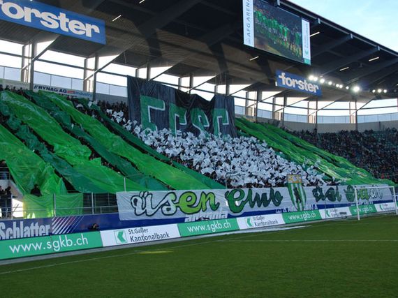 Choreo der Fans des FC Zürich<br />Bild: fcl.fan-fotos.ch“><figcaption>Choreo der Fans des FC Zürich<br />Bild: fcl.fan-fotos.ch</figcaption></figure>
<figure><img decoding=