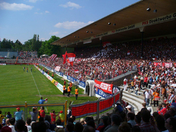 Das Stadion am Bieberer Berg in Offenbach wird umgebaut und die Fans reden mit<br />Bild: ERWIN”><figcaption>Das Stadion am Bieberer Berg in Offenbach wird umgebaut und die Fans reden mit<br />Bild: ERWIN</figcaption></figure>
<figure><img decoding=