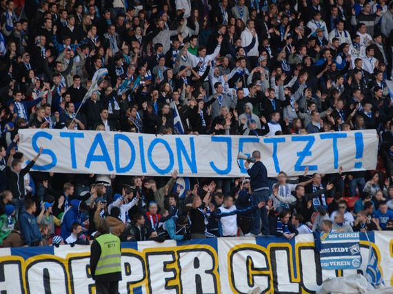 GCZ-Fans fordern ein neues Stadion<br />Bild: www.gc-zone.ch“><figcaption>GCZ-Fans fordern ein neues Stadion<br />Bild: www.gc-zone.ch</figcaption></figure>
            </div>

                    </article>

                <section class=