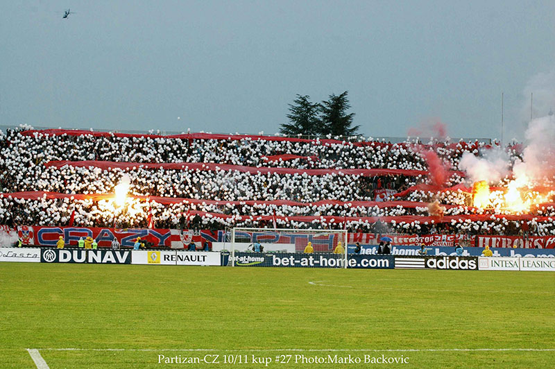 Choreo der Roter Stern-Anhänger beim Derby gegen Partizan<br />Bild: Delije.net“><figcaption>Choreo der Roter Stern-Anhänger beim Derby gegen Partizan<br />Bild: Delije.net</figcaption></figure>
<figure><img decoding=