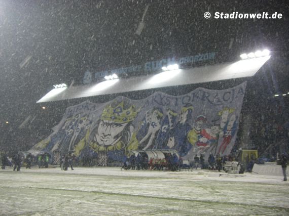 Choreo der Ruch Fans auf der Haupttribüne<br />Bild: Stadionwelt“><figcaption>Choreo der Ruch Fans auf der Haupttribüne<br />Bild: Stadionwelt</figcaption></figure>
<figure><img decoding=