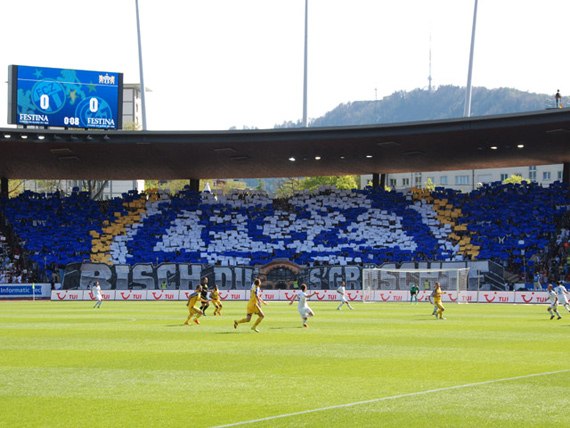 Die Zürcher Südkurve war an diesem Sonntag bestens gelaunt...<br />Alle Bilder: www.GC-Zone.ch“><figcaption>Die Zürcher Südkurve war an diesem Sonntag bestens gelaunt…<br />Alle Bilder: www.GC-Zone.ch</figcaption></figure>
<figure><img decoding=