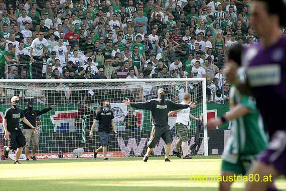 In der 26. Minuten stürmten Rapid-Fans das Spielfeld<br />Bild: Fritz Duras – Austria80.at“><figcaption>In der 26. Minuten stürmten Rapid-Fans das Spielfeld<br />Bild: Fritz Duras – Austria80.at</figcaption></figure>
            </div>

                    </article>

                <section class=
