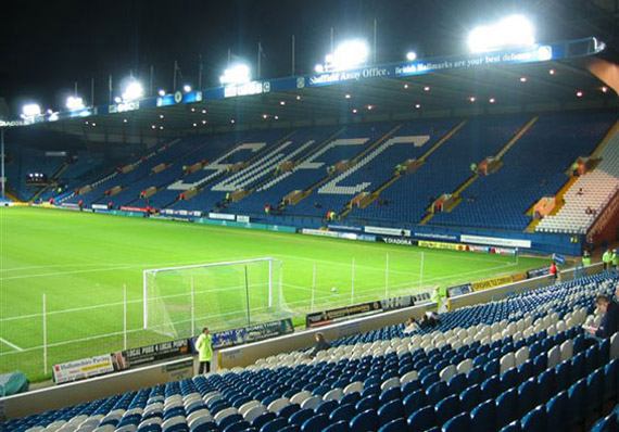 Heute ist das Hillsborough-Stadion, in dem sich 1989 das Unglück ereignete, ein All-Seater.<br /> Bild: Gerhard Rudolf“><figcaption>Heute ist das Hillsborough-Stadion, in dem sich 1989 das Unglück ereignete, ein All-Seater.<br /> Bild: Gerhard Rudolf</figcaption></figure>
<figure><img decoding=