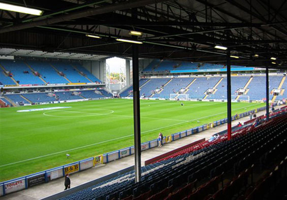 Mit 11,5 Euro für das billigste Ticket ist der Ewood Park der Blackburn Rovers das billigste Stadion der Premier League <br />Bild: Gerhard Rudolf“><figcaption>Mit 11,5 Euro für das billigste Ticket ist der Ewood Park der Blackburn Rovers das billigste Stadion der Premier League <br />Bild: Gerhard Rudolf</figcaption></figure>
<figure><img decoding=