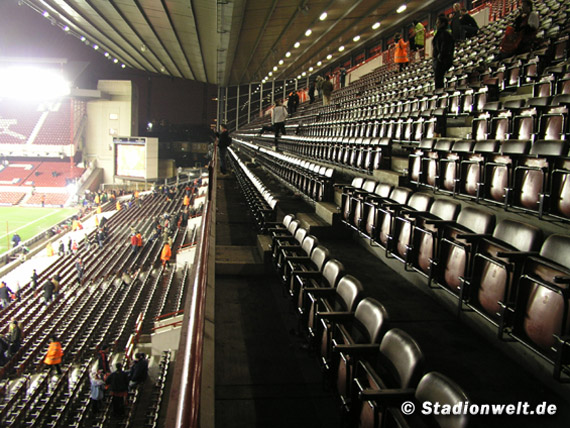 Der Sprechchor Highbury - Library spielt ironisch auf die Stimmung im ehemaligen Stadion von Arsenal FC an. Für Karten im neuen Stadion der Gunners, dem Emirates Stadium, müssen Fans bis zu 114 Euro zahlen. <br />Bild: Stadionwelt“><figcaption>Der Sprechchor Highbury – Library spielt ironisch auf die Stimmung im ehemaligen Stadion von Arsenal FC an. Für Karten im neuen Stadion der Gunners, dem Emirates Stadium, müssen Fans bis zu 114 Euro zahlen. <br />Bild: Stadionwelt</figcaption></figure>
<figure><img decoding=
