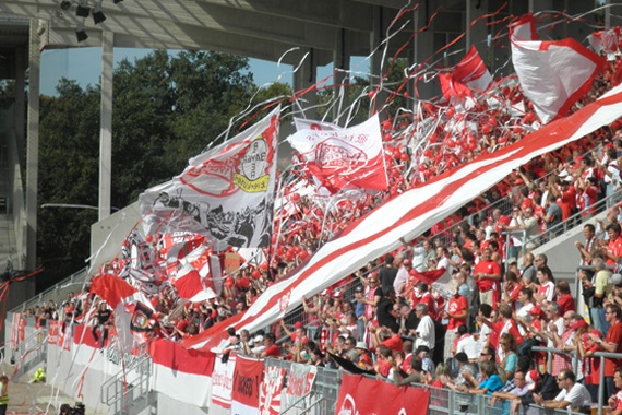 is die künftige Osttribüne noch nicht fertiggestellt ist, wird die Glocke vorübergehend auf die Waldemar-Klein-Tribüne umziehen.<br />Bild: Steffen Halbleib “><figcaption>is die künftige Osttribüne noch nicht fertiggestellt ist, wird die Glocke vorübergehend auf die Waldemar-Klein-Tribüne umziehen.<br />Bild: Steffen Halbleib </figcaption></figure>
                </div>
                
                <!-- YouTube (Meta-Feld) -->
                
            </div>
        </article>

                <script>
        (function() {
            var root = document.querySelector('.ff-single-news-gallery');
            if (!root) return;
            var slides = root.querySelectorAll('.ff-single-news-gallery-slide');
            var dots = root.querySelectorAll('.ff-single-news-gallery-dot');
            var prev = root.querySelector('.ff-single-news-gallery-prev');
            var next = root.querySelector('.ff-single-news-gallery-next');
            var n = slides.length;
            if (n < 2) return;
            var i = 0;
            function closeAllImgInfo() {
                root.querySelectorAll('.ff-fv-img-info-host.is-info-open').forEach(function(host) {
                    host.classList.remove('is-info-open');
                    var b = host.querySelector('.ff-fv-img-info-btn');
                    var p = host.querySelector('.ff-fv-img-info-panel');
                    if (b) b.setAttribute('aria-expanded', 'false');
                    if (p) p.setAttribute('aria-hidden', 'true');
                });
            }
            function show(idx) {
                closeAllImgInfo();
                i = ((idx % n) + n) % n;
                for (var s = 0; s < n; s++) {
                    if (s === i) slides[s].removeAttribute('hidden'); else slides[s].setAttribute('hidden', '');
                }
                for (var s = 0; s < dots.length; s++) {
                    dots[s].classList.toggle('is-active', s === i);
                    dots[s].setAttribute('aria-selected', s === i ? 'true' : 'false');
                }
            }
            if (prev) prev.addEventListener('click', function() { show(i - 1); });
            if (next) next.addEventListener('click', function() { show(i + 1); });
            for (var d = 0; d < dots.length; d++) {
                (function(di) { dots[di].addEventListener('click', function() { show(di); }); })(d);
            }
        })();
        </script>
        
        <!-- Kommentare -->
                <section class=