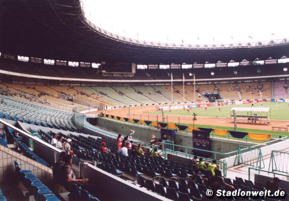 Das 88.000 Zuschauerplätze bietende Bung Karno Stadion war noch zu klein für den großen Andrang. <br />Bild: Stadionwelt“><figcaption>Das 88.000 Zuschauerplätze bietende Bung Karno Stadion war noch zu klein für den großen Andrang. <br />Bild: Stadionwelt</figcaption></figure>
            </div>

                    </article>

                <section class=