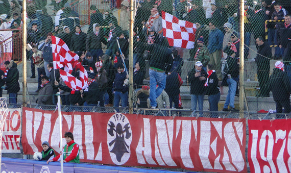 Ein Blick in die Kurve von Vicenza Calcio<br />Alle Bilder: Tobias Plieninger und Matthias Brauch“><figcaption>Ein Blick in die Kurve von Vicenza Calcio<br />Alle Bilder: Tobias Plieninger und Matthias Brauch</figcaption></figure>
<figure><img decoding=