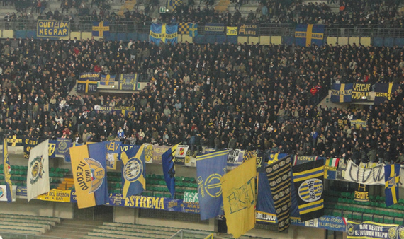 Fans von Hellas Verona beim Heimspiel gegen Modena<br />    <button type=