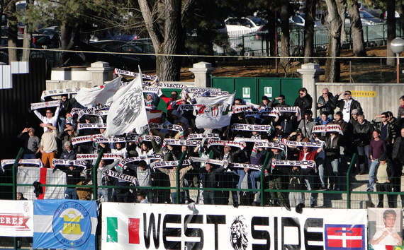 Die Ultra-Gruppe West Side des Vereins Pro Vercelli gründete sich im Jahr 2010<br />    <button type=
