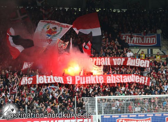 Der Stein des Anstoßes. Pyro auf der Nordtribüne im Spiel gegen Nürnberg.<br />    <button type=