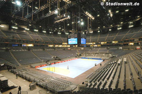 Die LANXESS arena in Köln ist eine der größten Multifunktionhallen in Europa<br />Bild: Stadionwelt”><figcaption>Die LANXESS arena in Köln ist eine der größten Multifunktionhallen in Europa<br />Bild: Stadionwelt</figcaption></figure>
                </div>
                
                <!-- YouTube (Meta-Feld) -->
                
            </div>
        </article>

                <script>
        (function() {
            var root = document.querySelector('.ff-single-news-gallery');
            if (!root) return;
            var slides = root.querySelectorAll('.ff-single-news-gallery-slide');
            var dots = root.querySelectorAll('.ff-single-news-gallery-dot');
            var prev = root.querySelector('.ff-single-news-gallery-prev');
            var next = root.querySelector('.ff-single-news-gallery-next');
            var n = slides.length;
            if (n < 2) return;
            var i = 0;
            function closeAllImgInfo() {
                root.querySelectorAll('.ff-fv-img-info-host.is-info-open').forEach(function(host) {
                    host.classList.remove('is-info-open');
                    var b = host.querySelector('.ff-fv-img-info-btn');
                    var p = host.querySelector('.ff-fv-img-info-panel');
                    if (b) b.setAttribute('aria-expanded', 'false');
                    if (p) p.setAttribute('aria-hidden', 'true');
                });
            }
            function show(idx) {
                closeAllImgInfo();
                i = ((idx % n) + n) % n;
                for (var s = 0; s < n; s++) {
                    if (s === i) slides[s].removeAttribute('hidden'); else slides[s].setAttribute('hidden', '');
                }
                for (var s = 0; s < dots.length; s++) {
                    dots[s].classList.toggle('is-active', s === i);
                    dots[s].setAttribute('aria-selected', s === i ? 'true' : 'false');
                }
            }
            if (prev) prev.addEventListener('click', function() { show(i - 1); });
            if (next) next.addEventListener('click', function() { show(i + 1); });
            for (var d = 0; d < dots.length; d++) {
                (function(di) { dots[di].addEventListener('click', function() { show(di); }); })(d);
            }
        })();
        </script>
        
        <!-- Kommentare -->
                <section class=