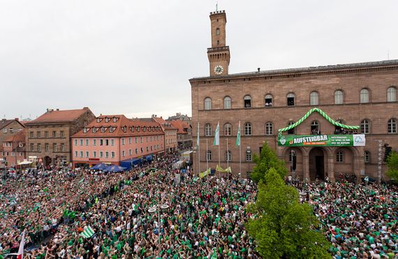 Aufstiegsfeier am Rathaus.<br />Bild: spvgg-fuerth.com”><figcaption>Aufstiegsfeier am Rathaus.<br />Bild: spvgg-fuerth.com</figcaption></figure>
<figure><img decoding=
