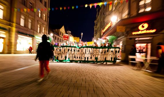 Demo der Fürther Fans für die Kennzeichnung von Polizisten.<br />Bild: spvgg-fuerth.com”><figcaption>Demo der Fürther Fans für die Kennzeichnung von Polizisten.<br />Bild: spvgg-fuerth.com</figcaption></figure>
<figure><img decoding=