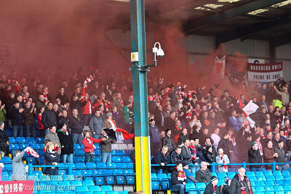 Die Fans können sich auf ein eigenes Stadion freuen - noch teilen sich die Red Rebels die Gigg Lane mit dem Bury FC<br />Bild: fcumania.co.uk“><figcaption>Die Fans können sich auf ein eigenes Stadion freuen – noch teilen sich die Red Rebels die Gigg Lane mit dem Bury FC<br />Bild: fcumania.co.uk</figcaption></figure>
            </div>

                    </article>

                <section class=