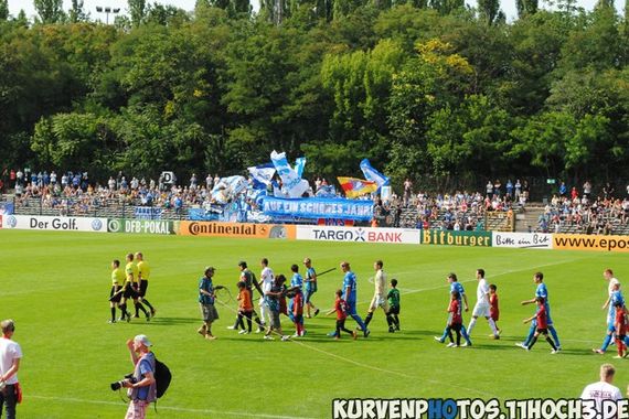Die TSG-Fans beim Pokalspiel in Berlin<br />Bild: www.kurvenphotos.11hoch3.de”><figcaption>Die TSG-Fans beim Pokalspiel in Berlin<br />Bild: www.kurvenphotos.11hoch3.de</figcaption></figure>
                </div>
                
                <!-- YouTube (Meta-Feld) -->
                
            </div>
        </article>

                <script>
        (function() {
            var root = document.querySelector('.ff-single-news-gallery');
            if (!root) return;
            var slides = root.querySelectorAll('.ff-single-news-gallery-slide');
            var dots = root.querySelectorAll('.ff-single-news-gallery-dot');
            var prev = root.querySelector('.ff-single-news-gallery-prev');
            var next = root.querySelector('.ff-single-news-gallery-next');
            var n = slides.length;
            if (n < 2) return;
            var i = 0;
            function closeAllImgInfo() {
                root.querySelectorAll('.ff-fv-img-info-host.is-info-open').forEach(function(host) {
                    host.classList.remove('is-info-open');
                    var b = host.querySelector('.ff-fv-img-info-btn');
                    var p = host.querySelector('.ff-fv-img-info-panel');
                    if (b) b.setAttribute('aria-expanded', 'false');
                    if (p) p.setAttribute('aria-hidden', 'true');
                });
            }
            function show(idx) {
                closeAllImgInfo();
                i = ((idx % n) + n) % n;
                for (var s = 0; s < n; s++) {
                    if (s === i) slides[s].removeAttribute('hidden'); else slides[s].setAttribute('hidden', '');
                }
                for (var s = 0; s < dots.length; s++) {
                    dots[s].classList.toggle('is-active', s === i);
                    dots[s].setAttribute('aria-selected', s === i ? 'true' : 'false');
                }
            }
            if (prev) prev.addEventListener('click', function() { show(i - 1); });
            if (next) next.addEventListener('click', function() { show(i + 1); });
            for (var d = 0; d < dots.length; d++) {
                (function(di) { dots[di].addEventListener('click', function() { show(di); }); })(d);
            }
        })();
        </script>
        
        <!-- Kommentare -->
                <section class=