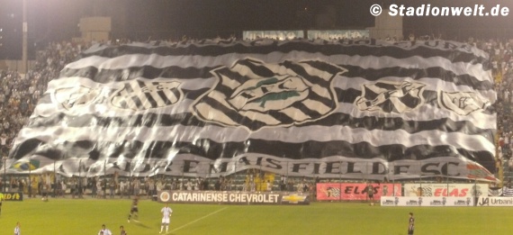 Die Gegengerade präsentierte nach dem Tor eine Blockfahne.<br />Bild: Stadionwelt“><figcaption>Die Gegengerade präsentierte nach dem Tor eine Blockfahne.<br />Bild: Stadionwelt</figcaption></figure>
<figure><img decoding=