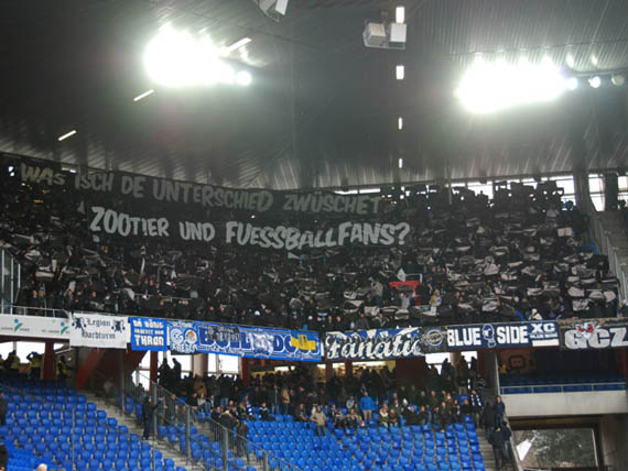 Was ist der Unterschied zwischen Zootieren und Fußballfans?<br />Bild: gc-zone.ch“><figcaption>Was ist der Unterschied zwischen Zootieren und Fußballfans?<br />Bild: gc-zone.ch</figcaption></figure>
<figure><img decoding=