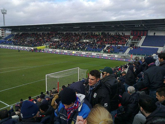 Das Stadio Is Arenas beim Heimspiel gegen den AC Mailand im Februar<br />Bild: Niknic92 / Creative Commons Lizenz 3.0″><figcaption>Das Stadio Is Arenas beim Heimspiel gegen den AC Mailand im Februar<br />Bild: Niknic92 / Creative Commons Lizenz 3.0</figcaption></figure>
            </div>

                    </article>

                <section class=