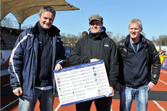 Stephan Wulf (VfB Fußballvorstand), Jan Krieger (VfB für Alle) und Raimund Kropp (VfB Fanbeauftragter) mit der neuen Hausordnung.<br />Bild: VfB Oldenburg”><figcaption>Stephan Wulf (VfB Fußballvorstand), Jan Krieger (VfB für Alle) und Raimund Kropp (VfB Fanbeauftragter) mit der neuen Hausordnung.<br />Bild: VfB Oldenburg</figcaption></figure>
                </div>
                
                <!-- YouTube (Meta-Feld) -->
                
            </div>
        </article>

                <script>
        (function() {
            var root = document.querySelector('.ff-single-news-gallery');
            if (!root) return;
            var slides = root.querySelectorAll('.ff-single-news-gallery-slide');
            var dots = root.querySelectorAll('.ff-single-news-gallery-dot');
            var prev = root.querySelector('.ff-single-news-gallery-prev');
            var next = root.querySelector('.ff-single-news-gallery-next');
            var n = slides.length;
            if (n < 2) return;
            var i = 0;
            function closeAllImgInfo() {
                root.querySelectorAll('.ff-fv-img-info-host.is-info-open').forEach(function(host) {
                    host.classList.remove('is-info-open');
                    var b = host.querySelector('.ff-fv-img-info-btn');
                    var p = host.querySelector('.ff-fv-img-info-panel');
                    if (b) b.setAttribute('aria-expanded', 'false');
                    if (p) p.setAttribute('aria-hidden', 'true');
                });
            }
            function show(idx) {
                closeAllImgInfo();
                i = ((idx % n) + n) % n;
                for (var s = 0; s < n; s++) {
                    if (s === i) slides[s].removeAttribute('hidden'); else slides[s].setAttribute('hidden', '');
                }
                for (var s = 0; s < dots.length; s++) {
                    dots[s].classList.toggle('is-active', s === i);
                    dots[s].setAttribute('aria-selected', s === i ? 'true' : 'false');
                }
            }
            if (prev) prev.addEventListener('click', function() { show(i - 1); });
            if (next) next.addEventListener('click', function() { show(i + 1); });
            for (var d = 0; d < dots.length; d++) {
                (function(di) { dots[di].addEventListener('click', function() { show(di); }); })(d);
            }
        })();
        </script>
        
        <!-- Kommentare -->
                <section class=