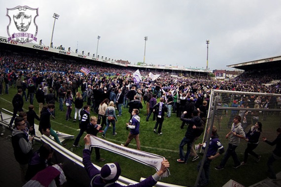 Die Fans von Osnabrück feiern das Erreichen der Relegation.<br />    <button type=