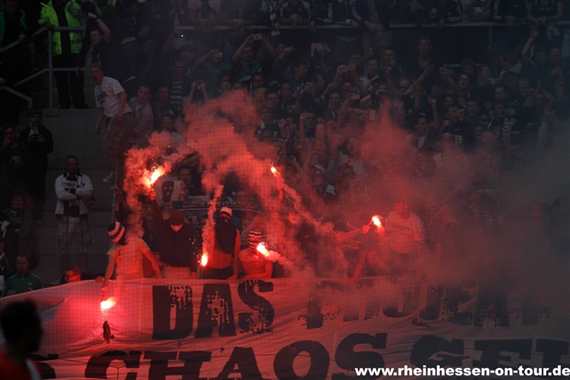Pyroaktion der Mönchengladbacher Fans am Ende der abgelaufenen Saison.<br />    <button type=