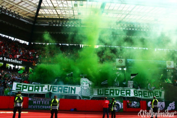 Pyroaktion der Bremer Fans am Ende der abgelaufenen Saison.<br />    <button type=