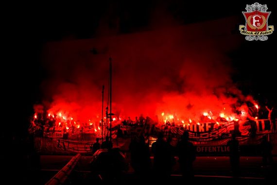 Pyroaktion der Düsseldorfer Fans.<br />    <button type=