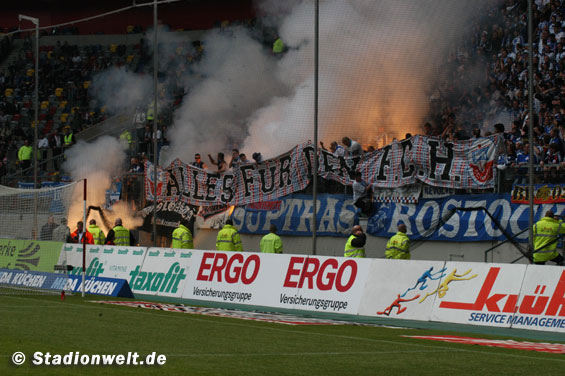 Pyroaktion der Rostocker Fans am letzten Spieltag der Saison 2009/2010 in Düsseldorf<br />    <button type=