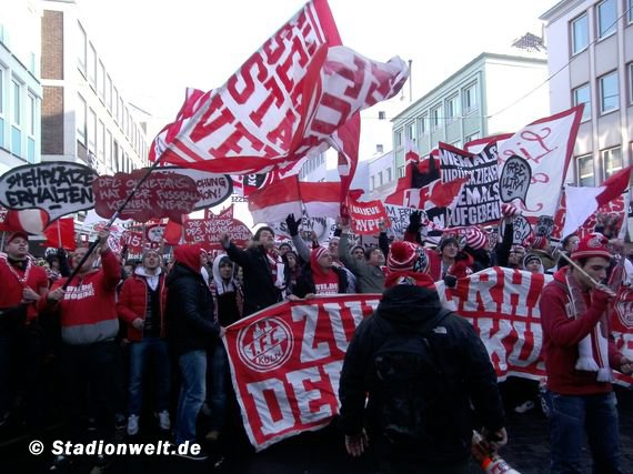In Köln demonstrierten zahlreiche Fans gegen das DFL-Sicherheitspapier<br />    <button type=