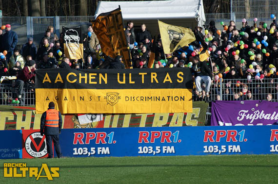 Nach dem Pokalspiel in Köln zogen sich die Aachen Ultras aus dem Stadion zurück<br />    <button type=