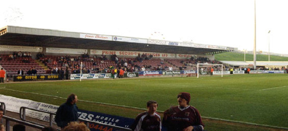 Das Sixfields Stadium in Northampton.<br />Bild: Benjamin Bessmann“><figcaption>Das Sixfields Stadium in Northampton.<br />Bild: Benjamin Bessmann</figcaption></figure>
            </div>

                    </article>

                <section class=
