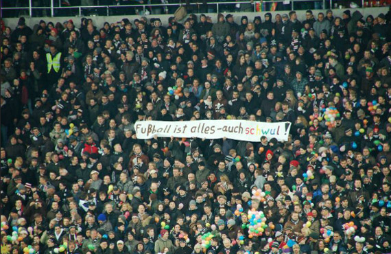 Spruchband der St. Pauli-Fans gegen Paderborn<br />    <button type=