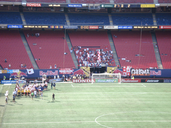 Red Bull New York Fans beim Spiel gegen Washington<br />Bild: Thomas Sztrajt „><figcaption>Red Bull New York Fans beim Spiel gegen Washington<br />Bild: Thomas Sztrajt </figcaption></figure>
            </div>

                    </article>

                <section class=