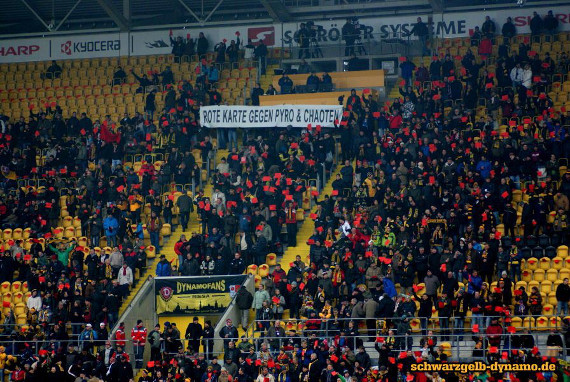 Aktion der Initiative „Rote Karte gegen Pyro und Chaoten“ aus der vergangenen Saison<br />    <button type=