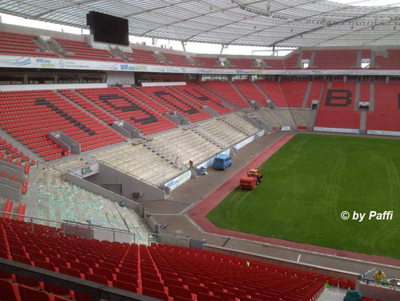 Die neue Nordkurve in Leverkusen.<br />    <button type=