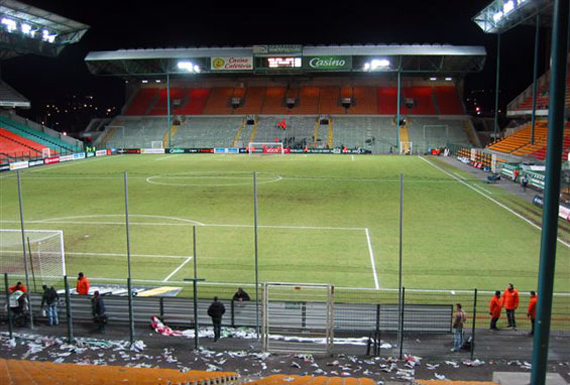 Einige Blöcke im Stade Geoffroy-Guichard bleiben weiterhin gesperrt.<br />Bild: Gerhard Rudolf“><figcaption>Einige Blöcke im Stade Geoffroy-Guichard bleiben weiterhin gesperrt.<br />Bild: Gerhard Rudolf</figcaption></figure>
            </div>

                    </article>

                <section class=
