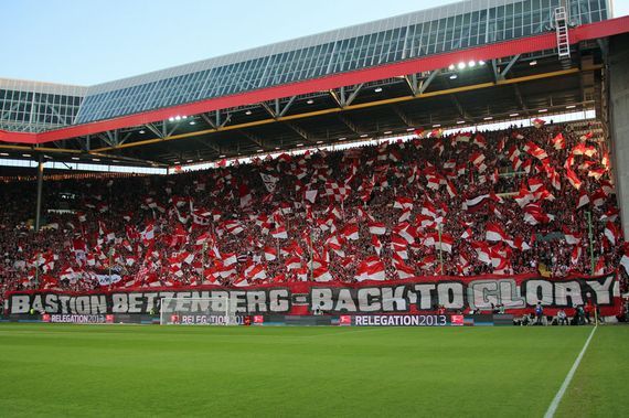 Die Westkurve im Relegationsspiel gegen Hoffenheim<br />    <button type=
