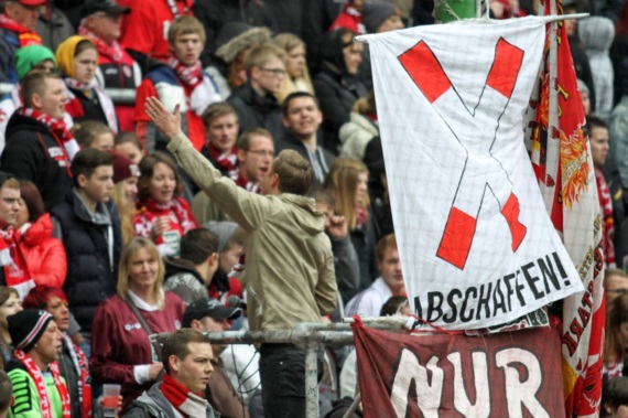 Die Andreaskreuz abschaffen-Fahne im Einsatz<br />    <button type=