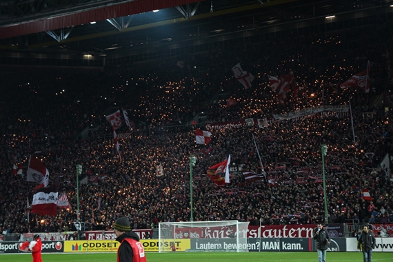 Wunderkerzen in der Westkurve<br />    <button type=