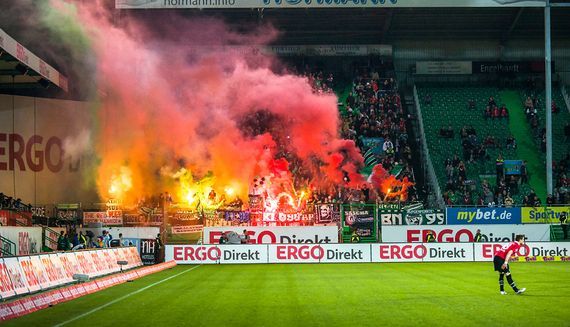 Pyroaktion der Hannover 96 Fans in Fürth<br />    <button type=