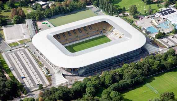 Der Anpfiff im Glücksgas Stadion erfolgt um 15 Uhr.<br />    <button type=