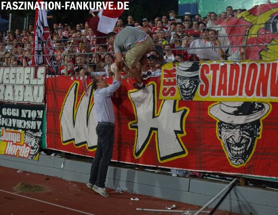 FC-Sportdirektor Jörg Schmadtke sucht das Gespräch mit dem Kölner Vorsänger.<br />    <button type=